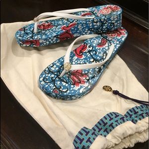 Sz 9- Auth .. Tory Burch flip flops